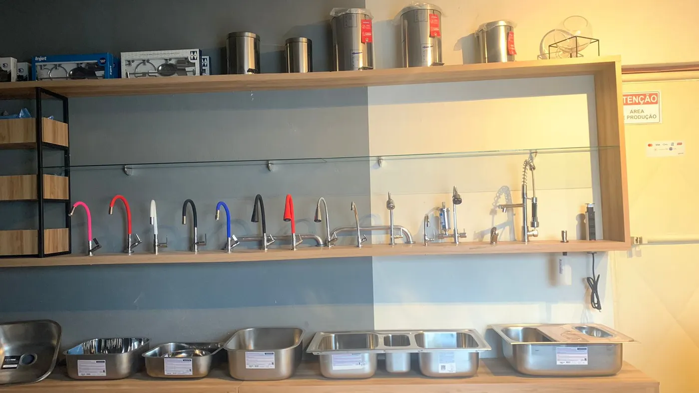 Showroom da MP Store com torneiras, cubas inox e lixeiras